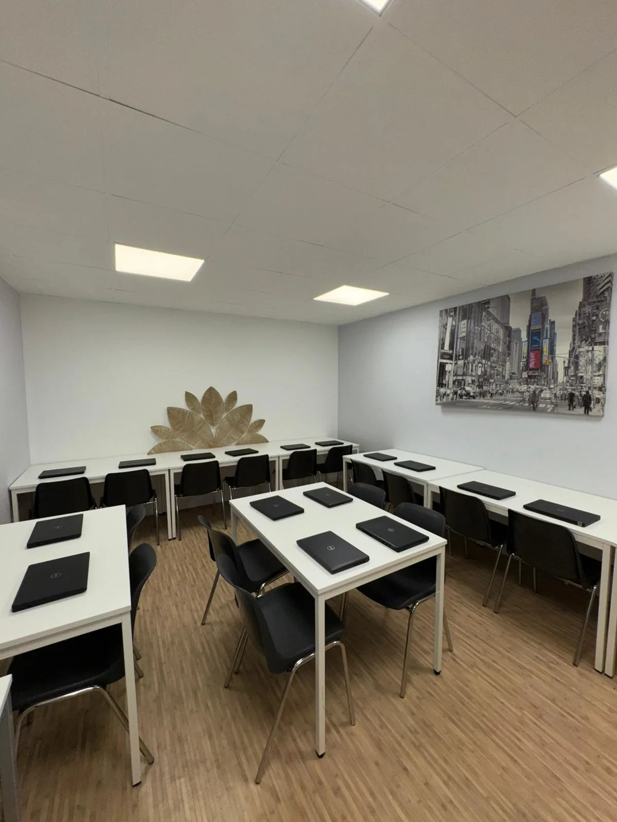 Salle de classe équipée du campus d'Alfortville de l'École Française Supérieure